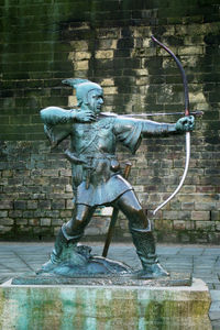 Robin Hood memorial statue in Nottingham.